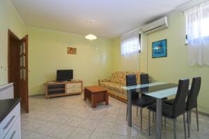 uma sala de estar com uma mesa e um sofá em Ferienwohnung für 4 Personen ca 50 qm in Pula-Fondole, Istrien Istrische Riviera - b61749 em Štinjan