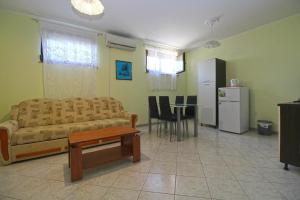 uma sala de estar com um sofá e uma mesa em Ferienwohnung für 4 Personen ca 50 qm in Pula-Fondole, Istrien Istrische Riviera - b61749 em Štinjan