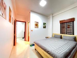 sypialnia z łóżkiem w pokoju w obiekcie Nhật's Sapa Central Hostel w mieście Sa Pa