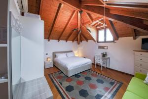 um quarto com uma cama num quarto com tectos em madeira em The Villa Suites - Pool & SPA em Como