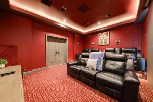 Svetainės erdvė apgyvendinimo įstaigoje Pool and Home Theater Lighthouse Point Home!