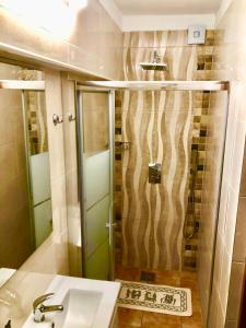 La salle de bains est pourvue d'une douche et d'un lavabo. dans l'établissement Villa Quatro Ventos Benagil, à Lagoa
