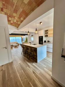a kitchen and dining room with a table and chairs at La Repera in Palamós +17 photos