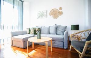 A seating area at AZZ Sevilla Torre de la Plata Apartamentos