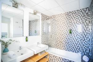 A bathroom at AZZ Sevilla Torre de la Plata Apartamentos