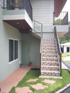 Bajo Boquete的住宿－ROCCA VENTO，房屋设有楼梯和阳台
