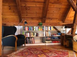 um quarto com uma prateleira cheia de livros em Ferienhaus Melzow em Melzow