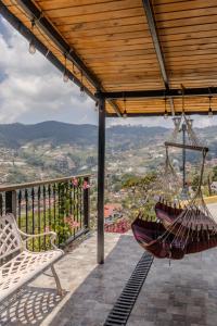 eine Hängematte auf einer Veranda mit Aussicht in der Unterkunft Casa familiar en la colonia Tovar in El Tigre