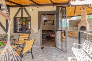 a patio with a bench and a fireplace at Casa familiar en la colonia Tovar in El Tigre