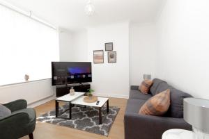 Зона вітальні в Liverpool Sanctuary: Modern Room for Two