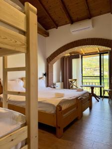 een slaapkamer met 2 stapelbedden en een tafel bij Alpeta Agrotourism & Winery - Roshnik , Berat in Roshnik