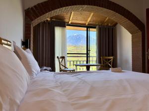 Alpeta Agrotourism & Winery - Roshnik , Berat客房内的一张或多张床位