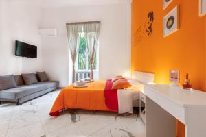 een slaapkamer met een bed en een woonkamer bij Colori e Note in Napels