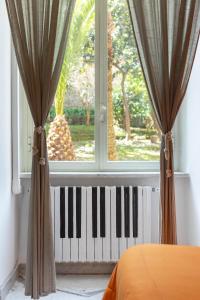 a bedroom with a window and a keyboard at Colori e Note in Naples