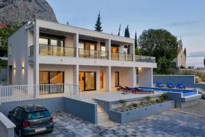 una casa con un coche aparcado delante de ella en Modernes Ferienhaus in Bast mit Schöner Terrasse en Bast