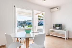 une salle à manger avec une table et des chaises et une fenêtre dans l'établissement Ferienwohnung für 4 Personen ca 60 qm in Portopetro, Mallorca Südostküste von Mallorca, à Portopetro 14 autres photos