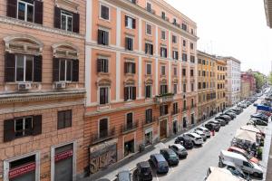 una calle de la ciudad con coches y edificios aparcados en B&B Drago D'Oro - Metro piazza Vittorio Emanuele II, en Roma