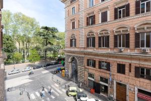 una vista aérea de una calle frente a un edificio en B&B Drago D'Oro - Metro piazza Vittorio Emanuele II, en Roma