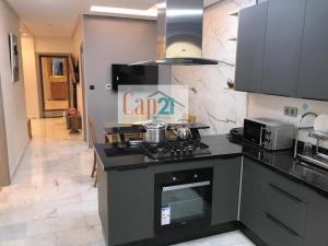 - une cuisine avec une cuisinière dans l'établissement apartment safir 1, à Tanger