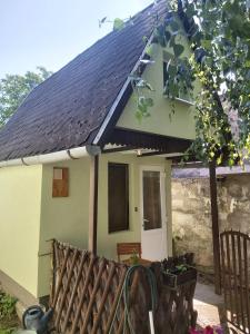 Το κτήριο όπου στεγάζεται  η παραθεριστική κατοικία