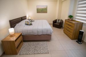 um quarto com uma cama, uma secretária e uma cadeira em Kawsay Apart em La Paz