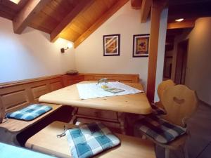 une chambre avec une table en bois et deux chaises dans l'établissement Ferienhaus Jutta, à Stadtsteinach