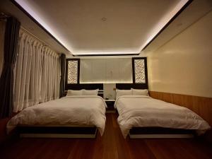 Una cama o camas en una habitación de Pine Tree Resort