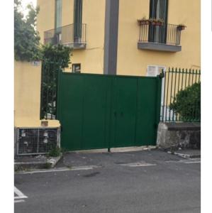 een groene poort voor een gebouw bij Casa Vittoria in Portici