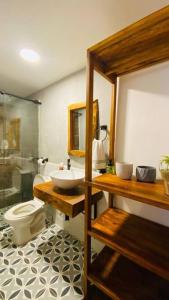 een badkamer met een toilet, een wastafel en een douche bij Apartamento Moderno Pardo 1945 in Mompos