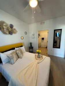 Un dormitorio con una cama con un jarrón de flores. en Retro Retreat in Wauwatosa en Wauwatosa