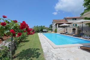 Villa con piscina y casa en Ferienhaus mit Privatpool für 8 Personen ca 250 qm in Klarici, Istrien Binnenland von Istrien en Butkovići