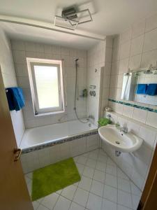 Gemütliche Ferienwohnung in Baiersbronn tesisinde bir banyo