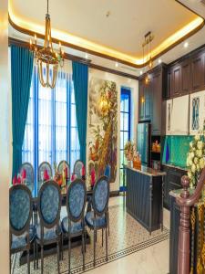 a dining room with a table and chairs and a kitchen at Chuỗi Villa 5 Ngủ Sun Grand Ferria - trung tâm Bãi Cháy- Sát biển in Ha Long