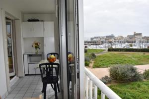 Balkón alebo terasa v ubytovaní Appartement 1 chambre, avec loggia et vue sur le Port Olona + 1 fotografia