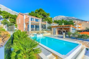 Imagen de la galería de Peaceful Villa Luce di Mare - heated pool, sauna, en Ivan Dolac