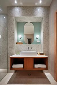 赫瓦爾的住宿－Beautiful Villa Crystalsea 2 with a pool in Hvar，一间带水槽和镜子的浴室