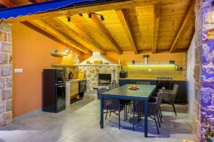 Η κουζίνα ή μικρή κουζίνα στο Peaceful Villa Luce di Mare - heated pool, sauna