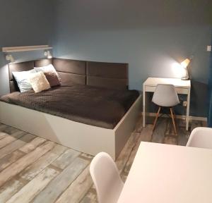 - une chambre avec un lit, un bureau et une table dans l'établissement Wohnung in Stegna mit Garten, à Stegna