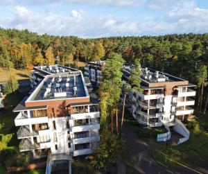 ステグナにあるWohnung in Stegna mit Gartenの木々が植わるアパートメント複合施設の空中ビュー