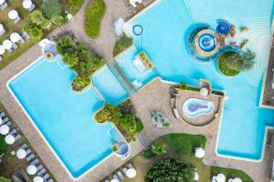 eine Aussicht über zwei Pools in einem Resort in der Unterkunft Hotel Splendid in Galzignano Terme