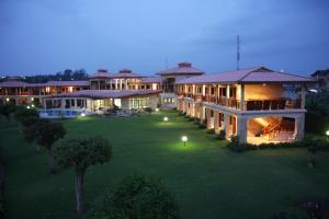 an aerial view of a large house with a yard at Hôtel Sol Béni in Abidjan