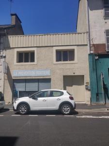 biały samochód zaparkowany przed budynkiem w obiekcie Le P'ti Pau - Centre de Pau - Appartement lit double w mieście Pau