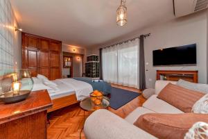 ein Hotelzimmer mit einem Bett und einem Wohnzimmer in der Unterkunft Villa Silversea in Hvar infinity heated pool in Hvar
