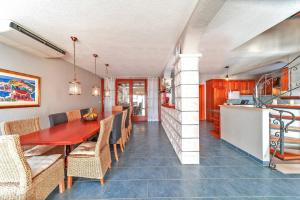 eine Küche und ein Esszimmer mit einem Tisch und Stühlen in der Unterkunft Villa Silversea in Hvar infinity heated pool in Hvar