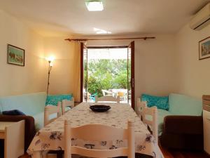 een woonkamer met een tafel en een bank bij Ferienwohnung für 4 Personen ca 45 qm in Šilo, Kvarner Bucht Krk - b61459 in Šilo