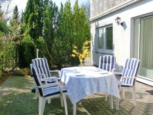 een tafel en 4 stoelen op een patio bij Appartement Relax in Welferode mit Großer Terrasse in Welferode