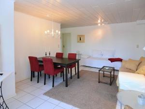 uma sala de estar com uma mesa de jantar e um sofá em Appartement Relax in Welferode mit Großer Terrasse em Welferode