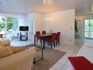 een woonkamer met een eettafel en rode stoelen bij Appartement Relax in Welferode mit Großer Terrasse in Welferode