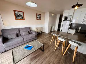 a living room with a couch and a table at Frontera Blanca Confort in Pas de la Casa