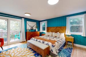 1 dormitorio con 1 cama y paredes y ventanas azules en Thunder Ranch, en Lake Oswego